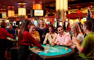 Blackjack İzle, Blackjack 21 Lobilerinde Krupiyerle Sohbet