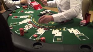 Gerçek Bir Kumarhanede Blackjack Nasıl Oynanır? Online Blackjackten Farkları Nelerdir?